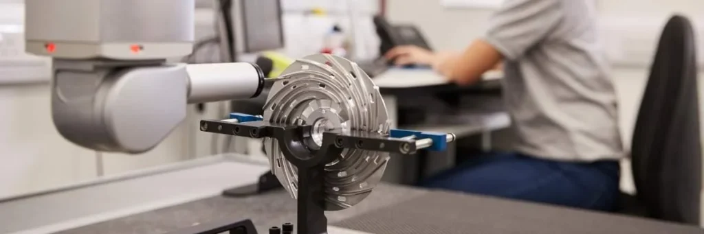 Imagen de un brazo robótico con una sonda de medición de alta precisión.