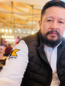 Gabriel Tepos, fundador de TezaTools, con camiseta Kennametal en evento INNOVATIONS FY 2024