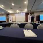 Asistente tomando notas en capacitación técnica con materiales de Kennametal y WIDIA