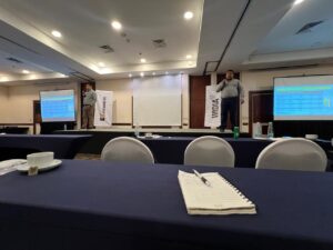 Asistente tomando notas en capacitación técnica con materiales de Kennametal y WIDIA