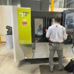 Demostración de insertos y herramientas Kennametal en máquina CNC Tongtai durante el Tech Day 2025