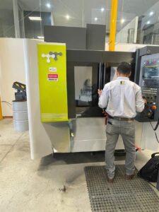 Demostración de insertos y herramientas Kennametal en máquina CNC Tongtai durante el Tech Day 2025