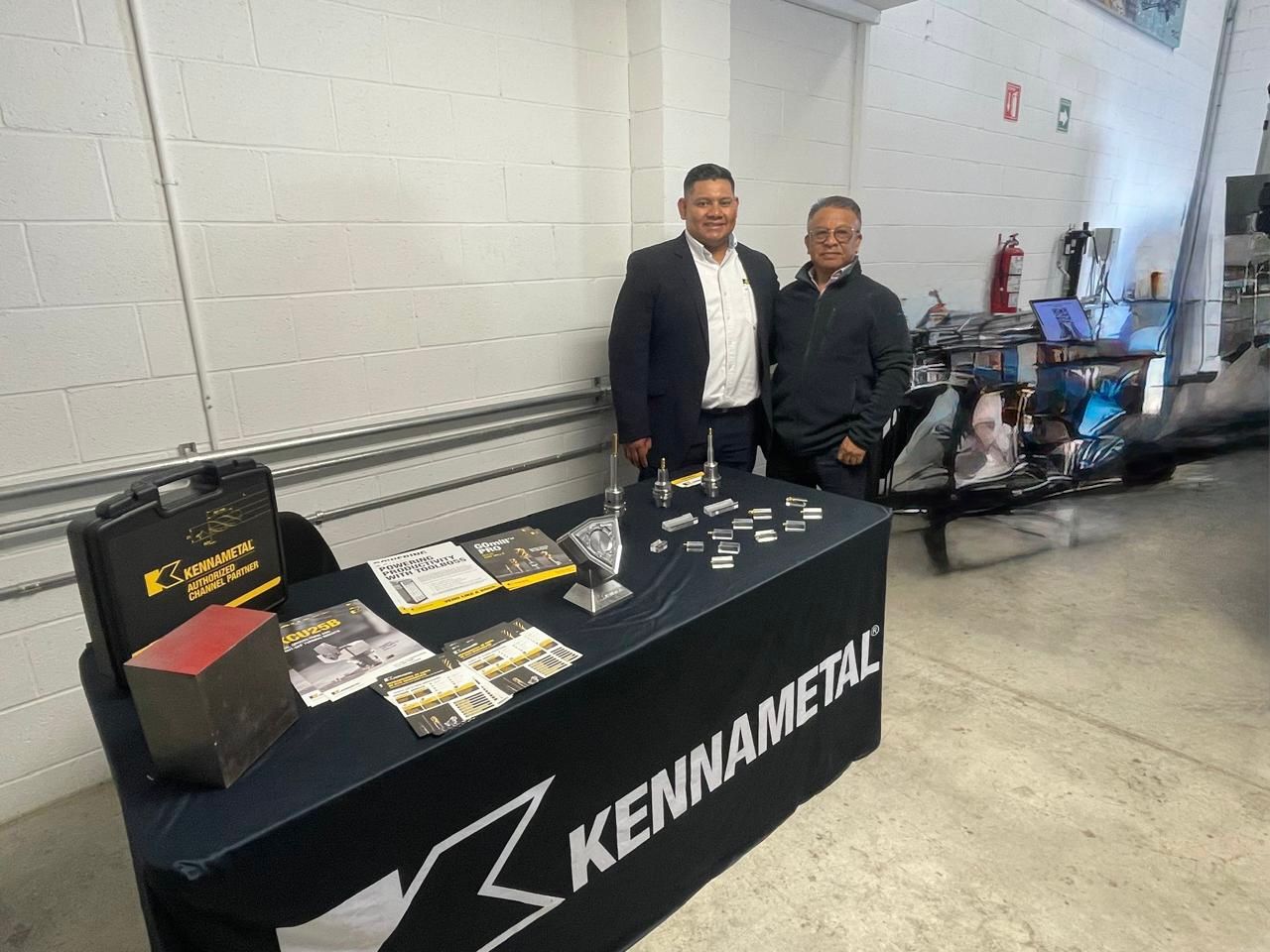 Representantes de Kennametal en su stand oficial durante el Tech Day 2025 en Chihuahua