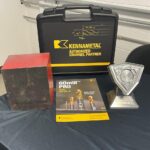 Catálogo GOmill PRO de Kennametal y pieza metálica maquinada en presentación técnica