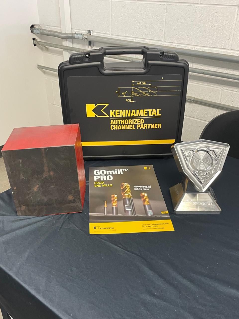Catálogo GOmill PRO de Kennametal y pieza metálica maquinada en presentación técnica